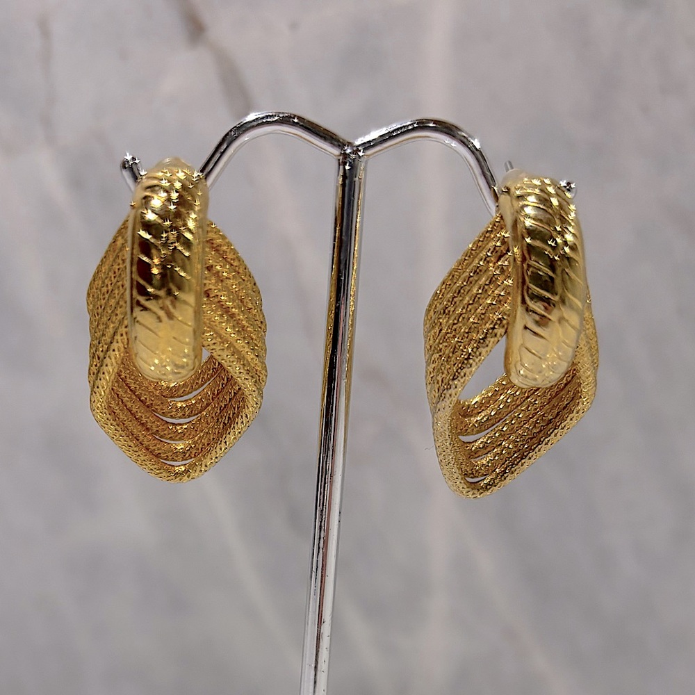 Gold colour vintage 8o’s costume pierced earrings with great details and texture
